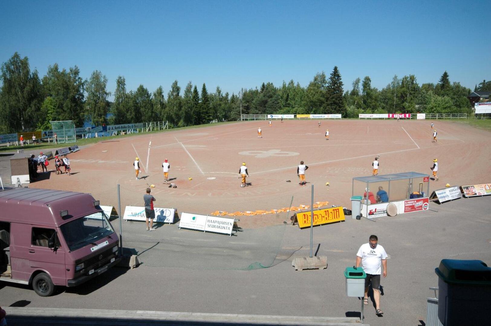 Haapajärven Ronkaalassa kotipelinsä pelaavan Pesä-Kiilojen naisten ja B-tyttöjen edustusjoukkueet ovat koronakaranteenissa.