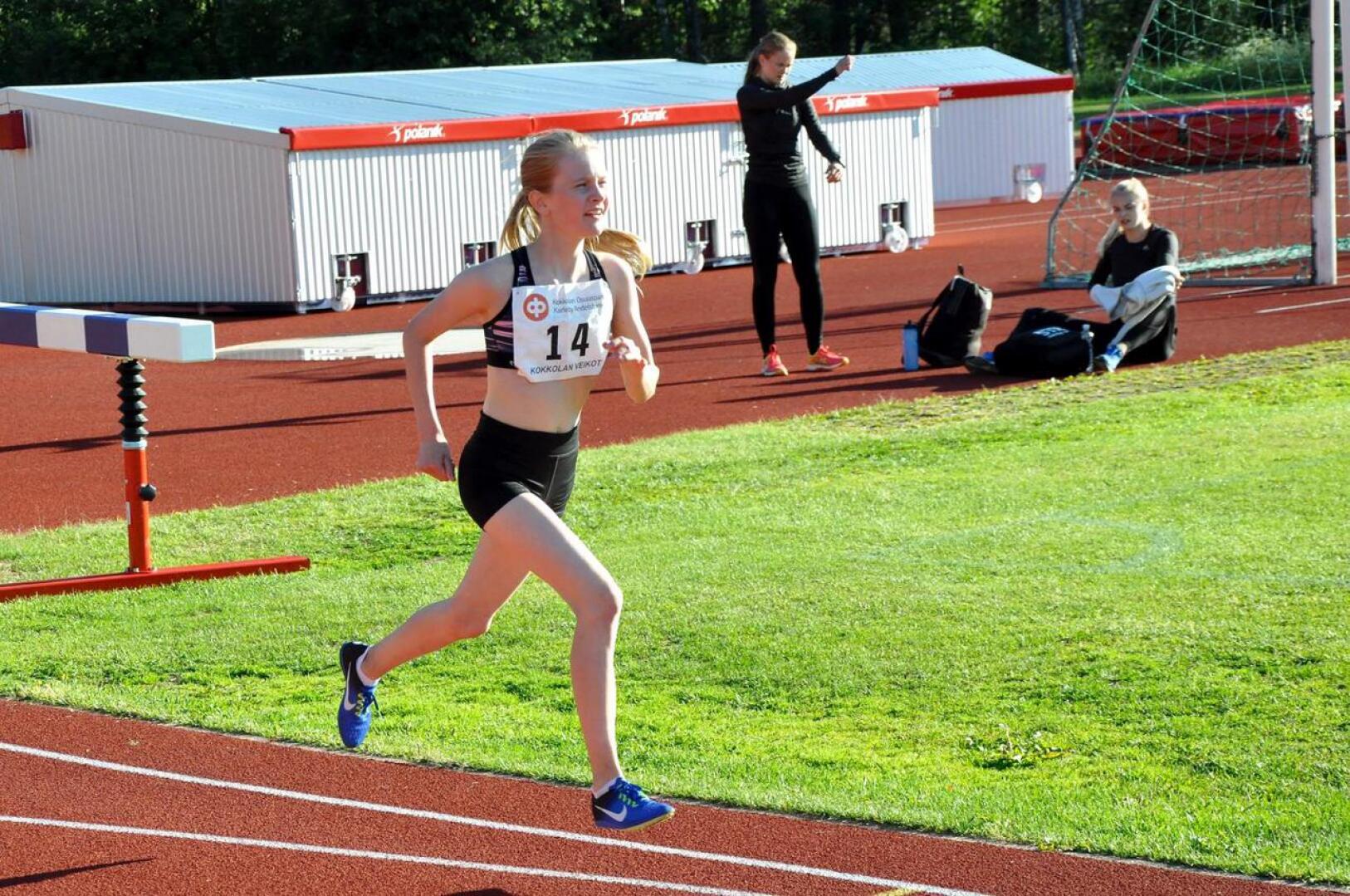 Reija-Elina Jylhä johti 3000 metrin juoksua lähdöstä maaliin. 