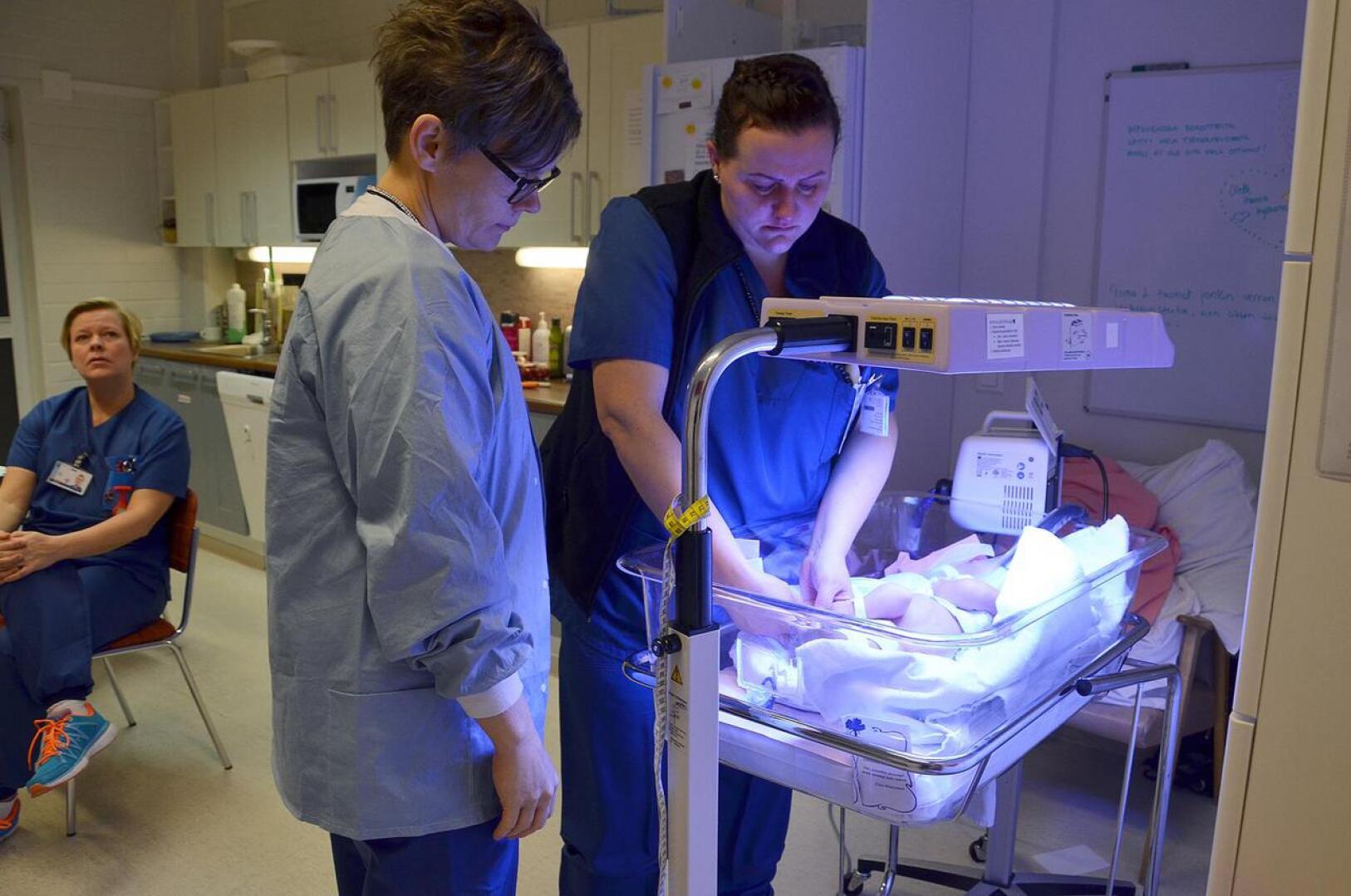 Oulaskankaan synnytysosasto suljettiin 17. joulukuuta. Viimeisiä Oulaskankaan vauvoja hoitamassa lastenhoitaja Taina Impola ja kätilö Marjo Kontinaho.