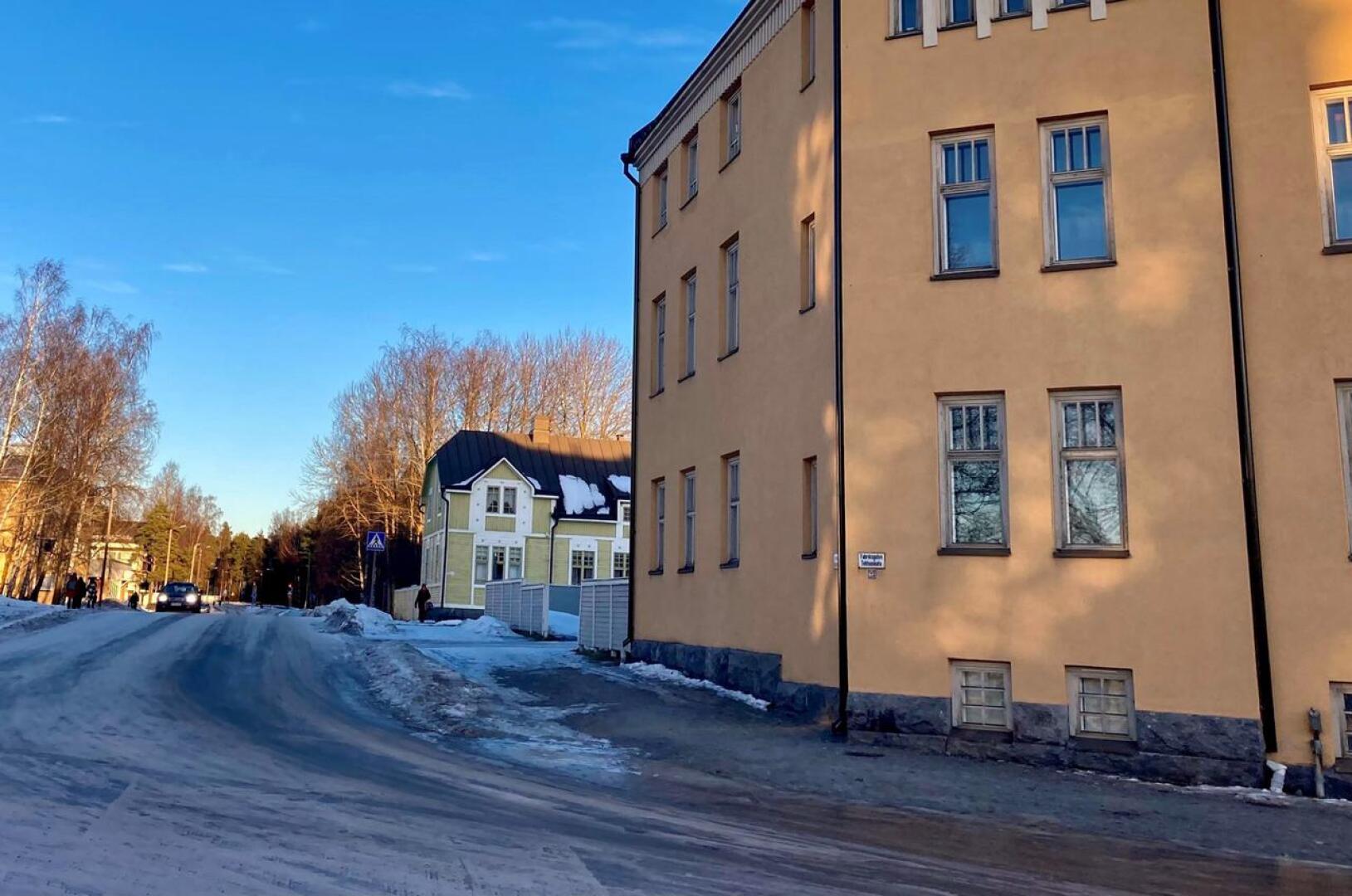 Puukotus tapahtui Ahlströminkadun varrella sijaitsevassa kerrostaloasunnossa Pietarsaaressa.