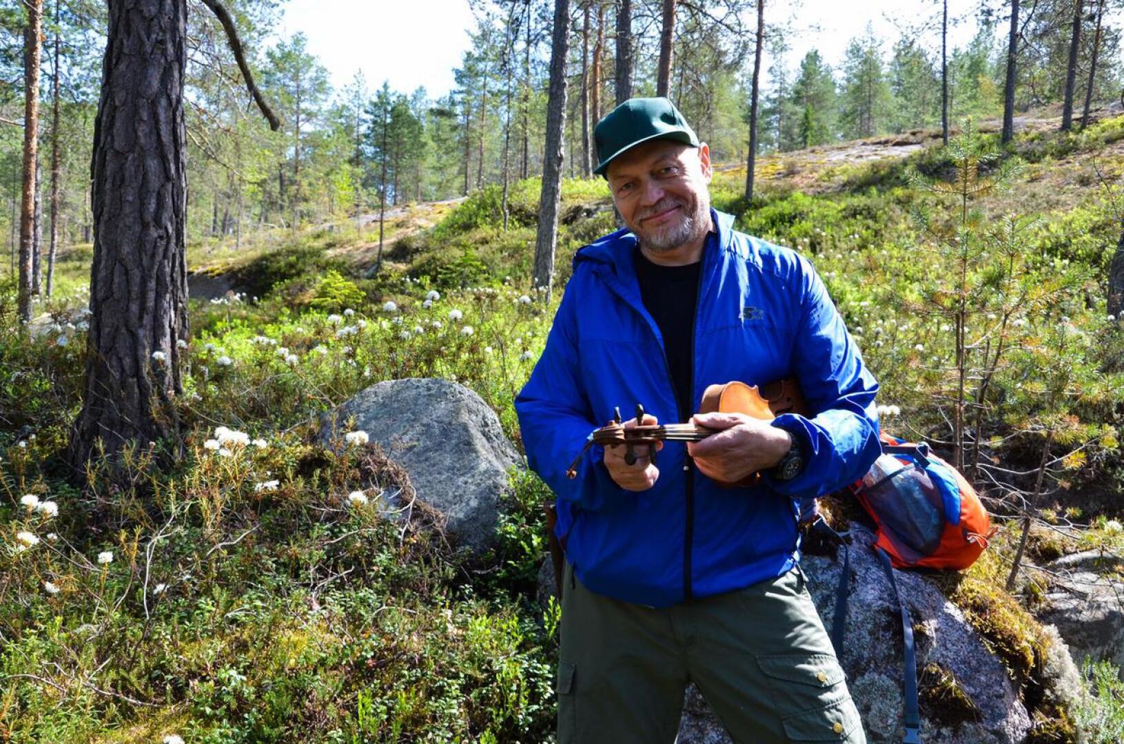 Vaelluksen vetäjänä toimii Perhonjokilaakson retkeilijöiden puheenjohtaja Matti Mustajärvi. Reitin varrella kuullaan myös musiikkia.