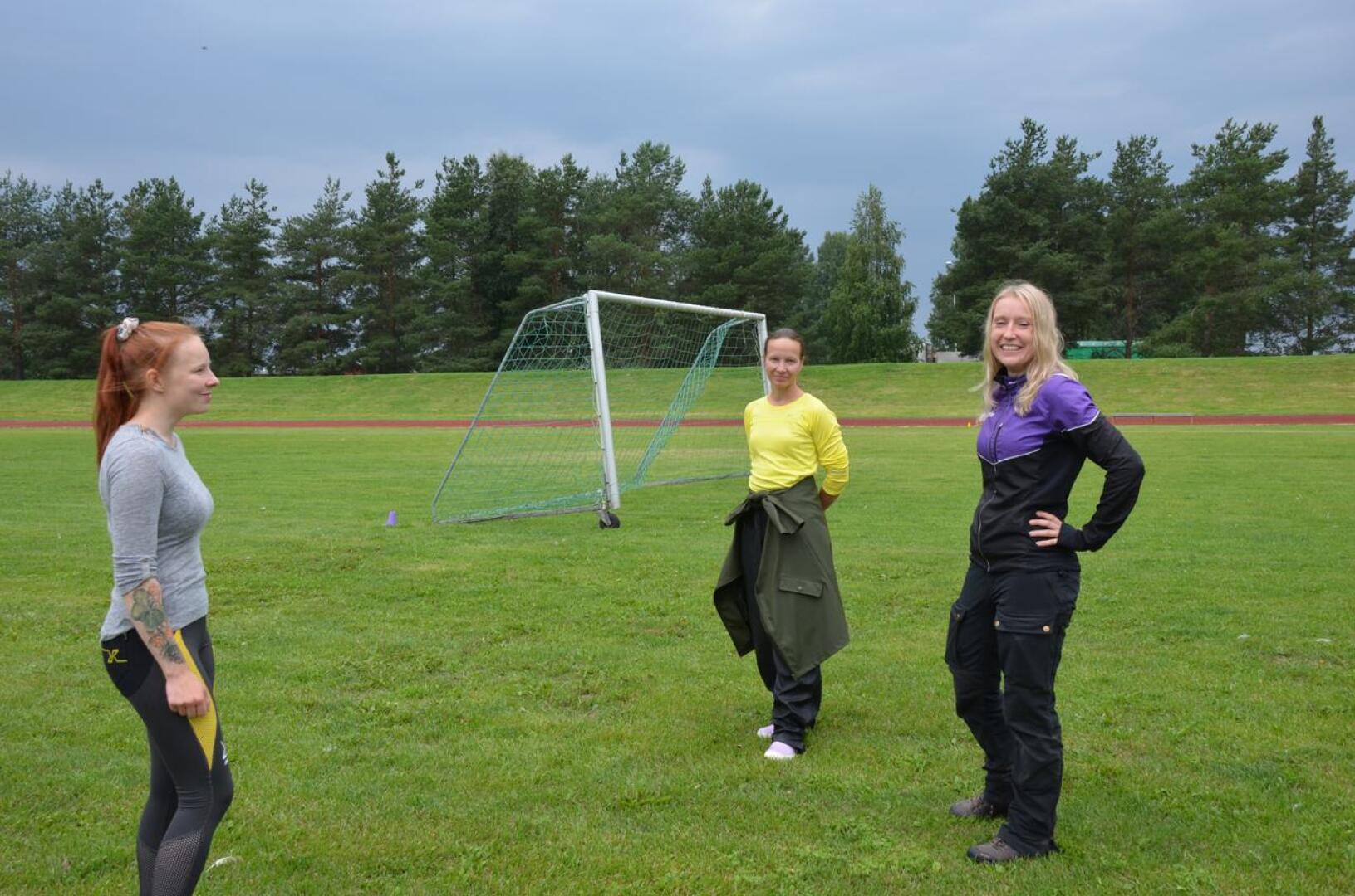 Niina Liukkonen, Satu Jussila ja Henna Hautakoski mittasivat perjantaina iltapäivällä kehien paikkoja Nivalan urheilukentälle. Viikonvaihteessa siellä kisaa 150 koiraa TOKOn SM-titteleistä.