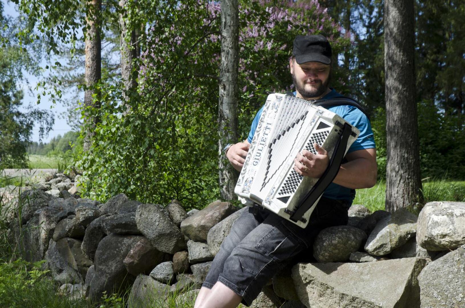 Haitarinsoitto on Antti Takkusen intohimo. Hän soittaa Mansikkakangas oy -bändissä.