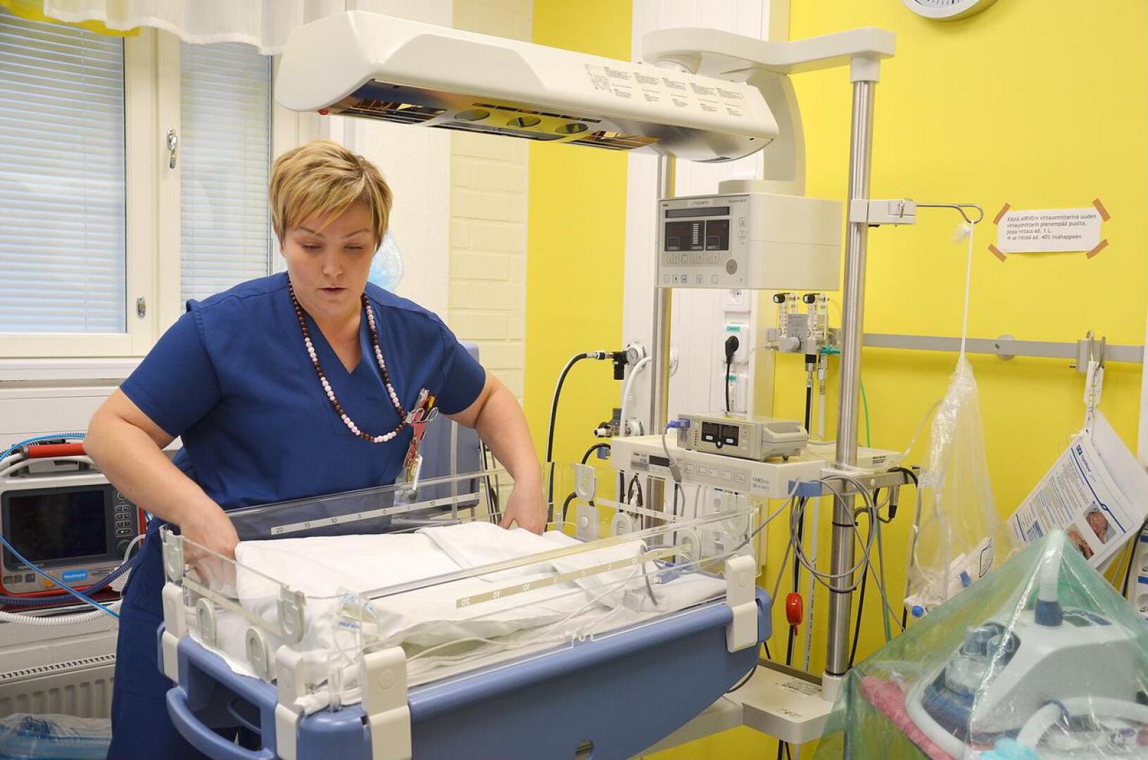 Kätilö Niina Koutonen valmistelee vauvojen tehohoitoyksikköä Vaavilaa seuraavaa potilasta varten Oulaskankaan sairaalassa.