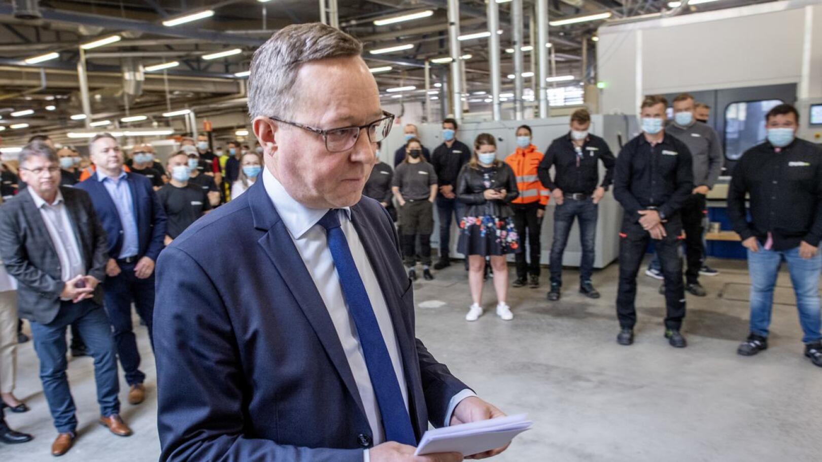 Elinkeinoministeri Mika Lintilä. Kuva on perjantailta, jolloin Lintilä vihki käyttöön uudistetun tuotantolinjan Pihla Groupin Kannuksen tehtaalla Eskolassa.