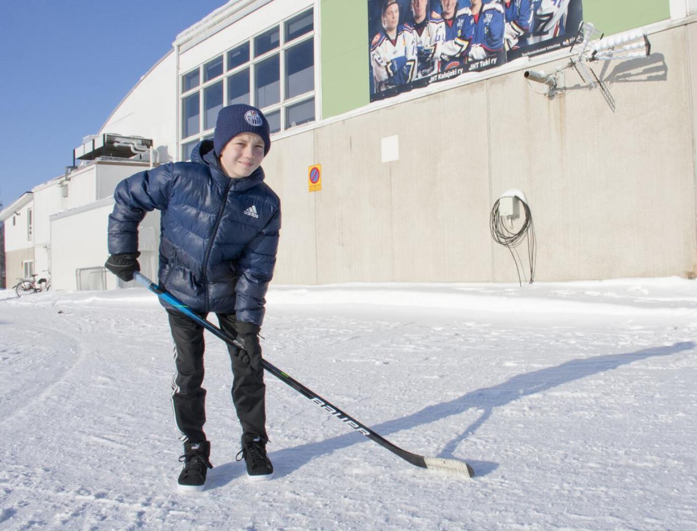 Kuusi vuotta jääkiekkoa pelanneelle Matiakselle jäähalli on tullut tutuksi.
