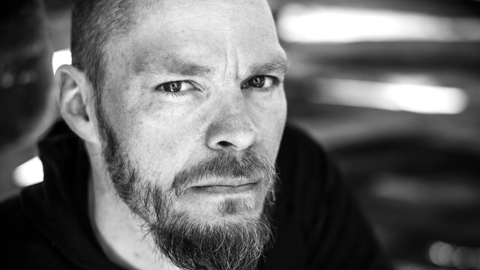 Tuomo Pirttimaa on Kuusamossa asuva nivalalaissyntyinen vapaa toimittaja ja nyt myös esikoiskirjailija.