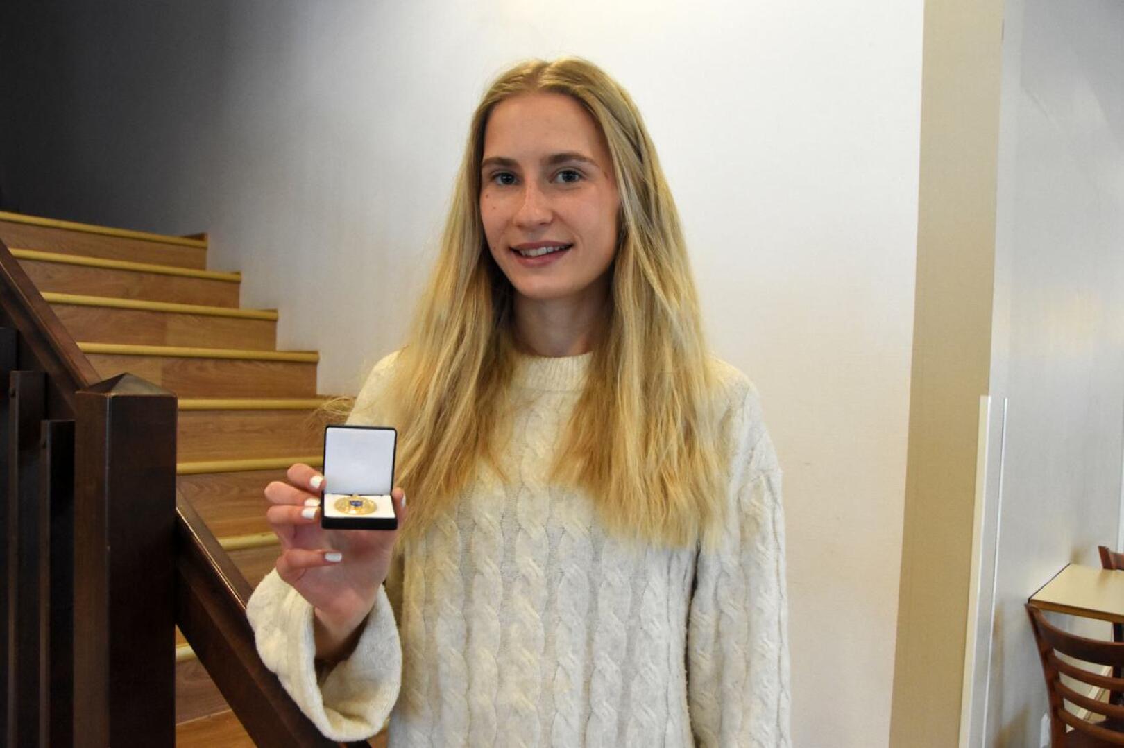 Nathalie Blomqvist palkittiin Keskipohjanmaan kultamitalilla vuonna 2022.