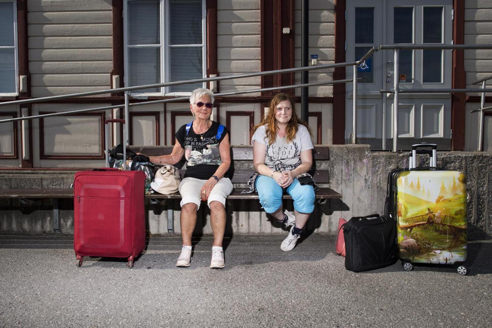 Anneli Rautio (vas.) ja Suvi Tullila odottelivat junaa Kokkolan rautatieasemalla.