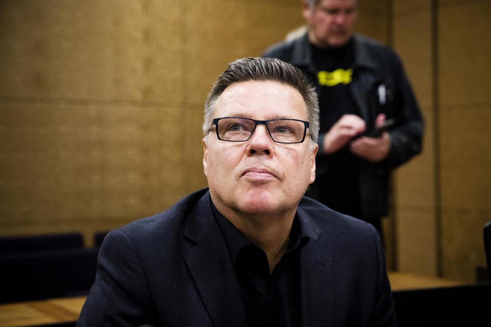 Helsingin huumepoliisin entisen päällikön Jari Aarnion epäillään tienneen etukäteen Vuosaaressa vuonna 2003 tehdystä palkkamurhasta. Aarnio kiistää rikosepäilyn.