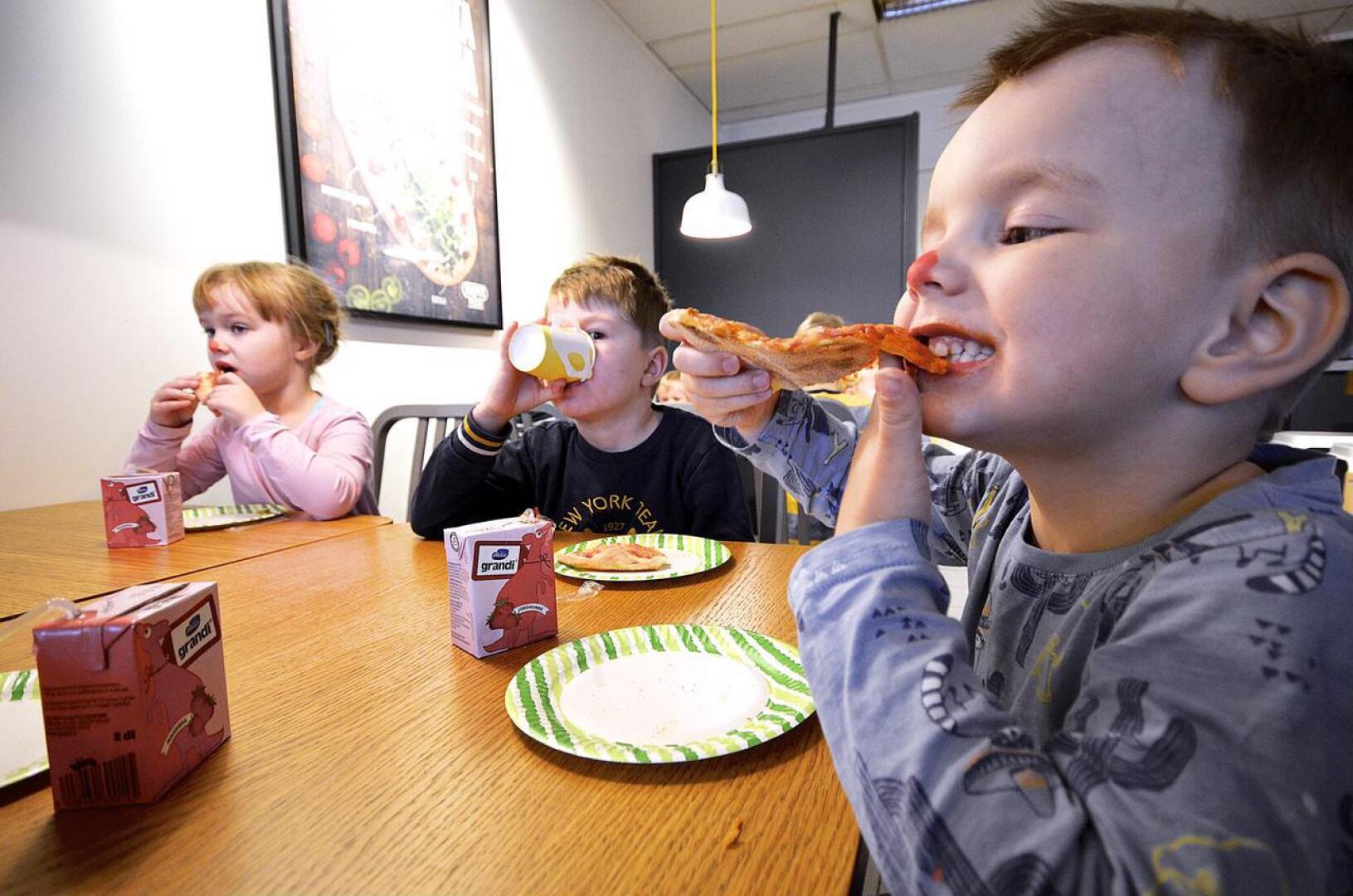 Ylivieskan Kotipizza kutsui päiväkotilapset pitsalle. Pitsaa ja limsaa sai myös santsata.