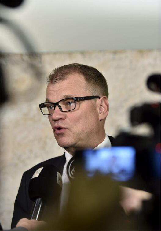 Pääministeri Juha Sipilän (kesk.) mielestä kriittinen kysymys on nyt se, mitä tapahtuu turvapaikanhakijalle kielteisen päätöksen jälkeen. LEHTIKUVA / Emmi Korhonen
