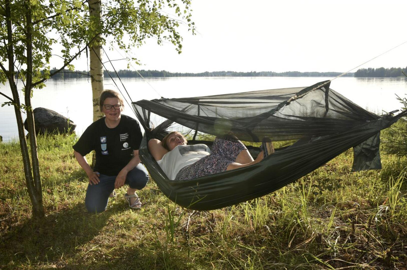 Maaselän Latu on osallistunut Nuku yö ulkona -kampanjaan. Kuvassa Heli Hilliaho ja Marja-Liisa Hylkilä valmistautumassa kesäyöhön ulkona.