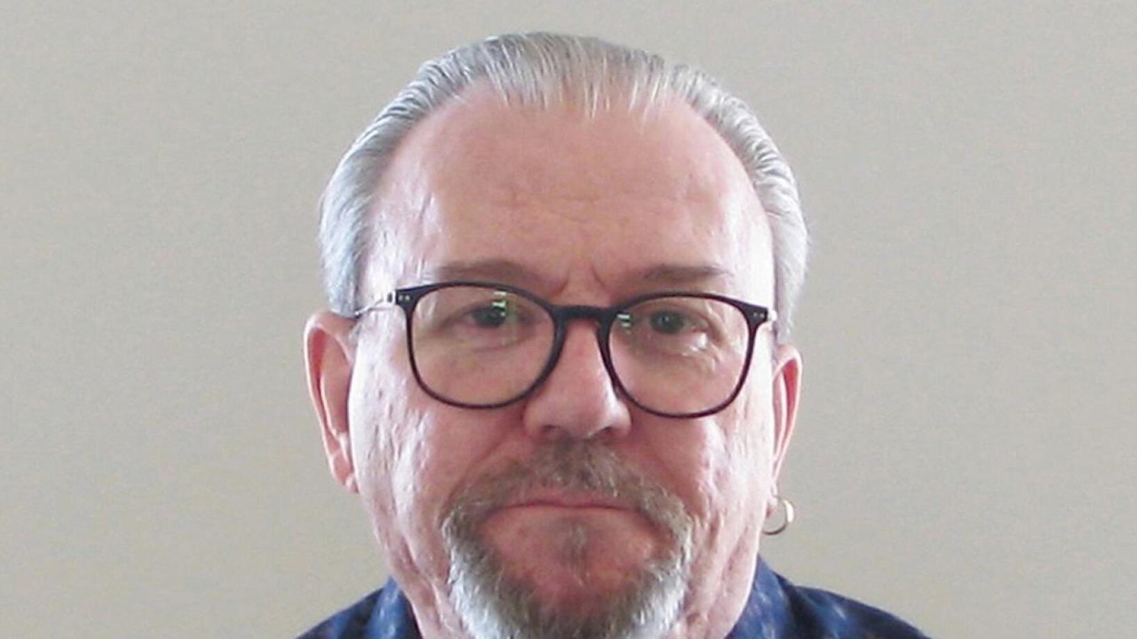 Juhani Löfbacka on eläkkeellä oleva tietoliikenneasentaja.