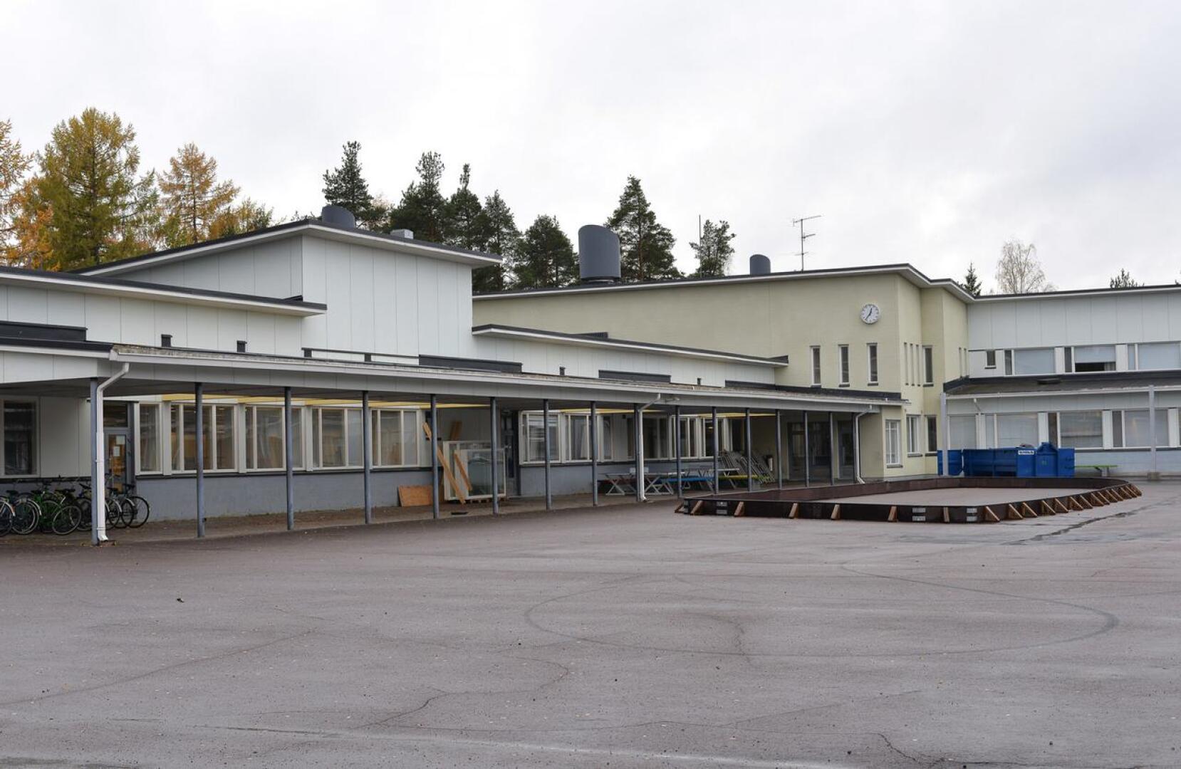 Haapajärven yläkoulun C-siiven korjausta esitetään tehtäväksi vuotta suunniteltua aiemmin. 