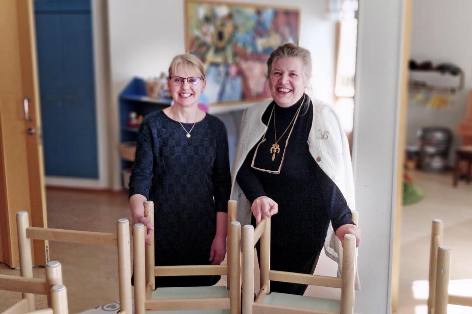 Mervi Björklund Pietarsaaren suomalaisesta seurakunnasta ja Bernice Haglund-Wikström Pietarsaaren ruotsalaisesta seurakunnasta iloitsevat uudesta yhteisestä toimintamuodosta.
