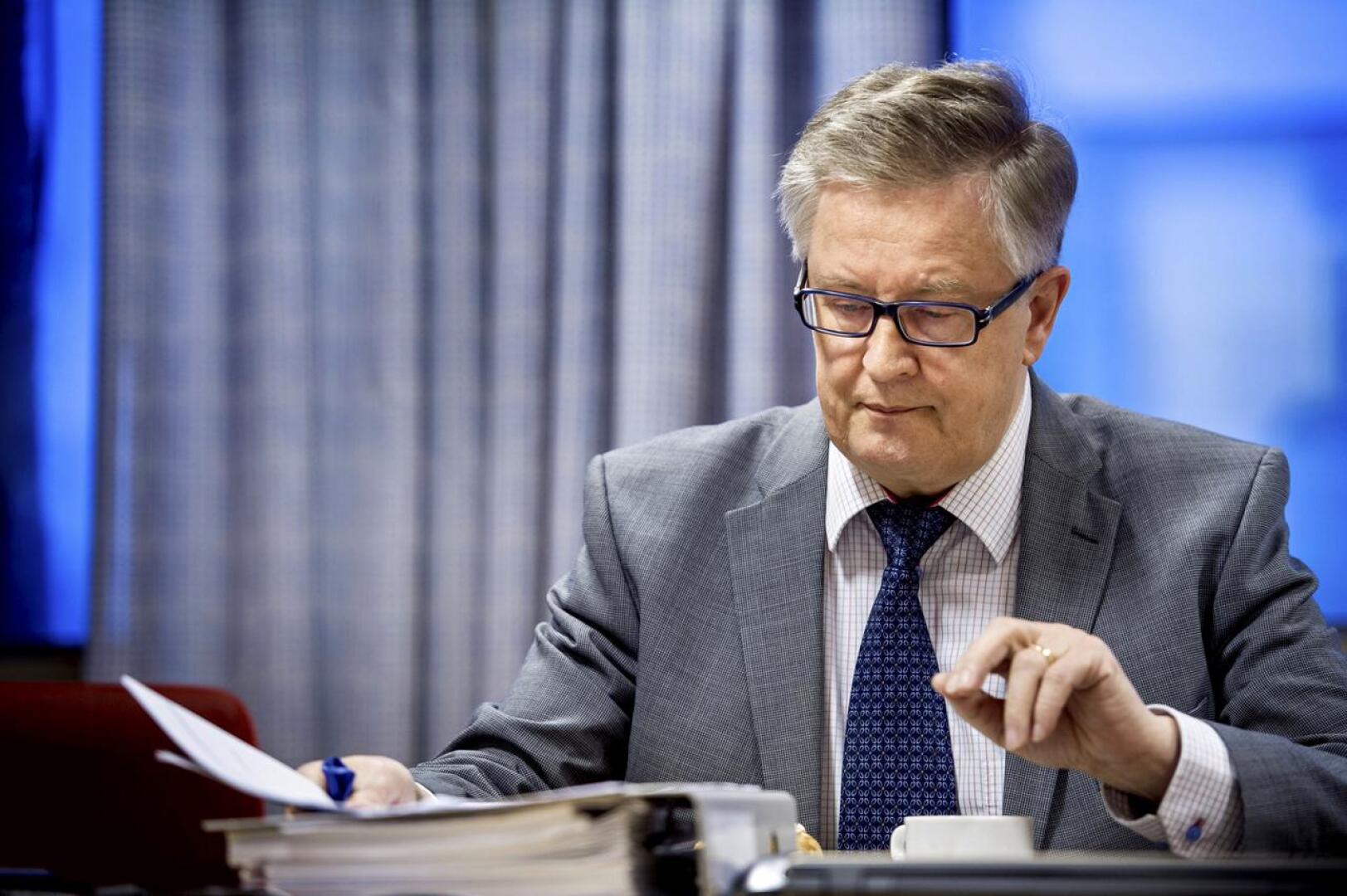 Kaupunginjohtaja Antti Isotalus esittelemässä medialle vuoden 2015 budjettia 21.11.2014.