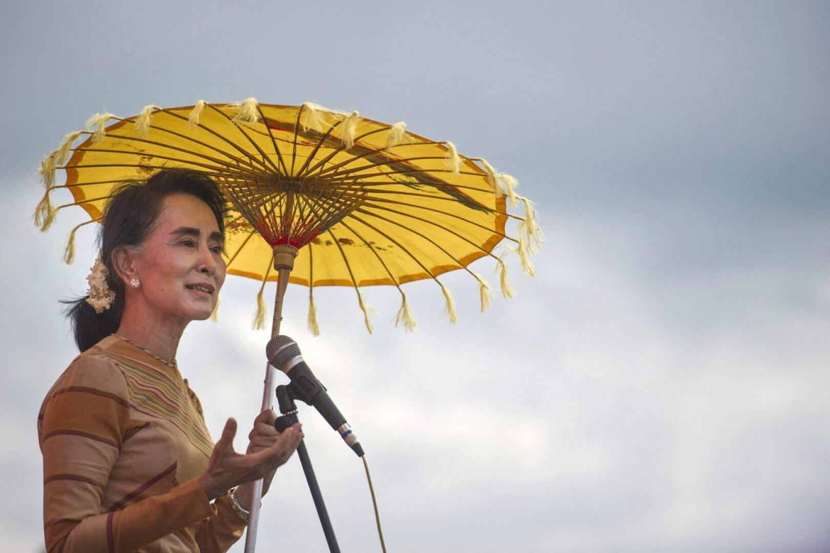 76-vuotias Aung San Suu Kyi on ollut kiinni otettuna helmikuisesta sotilasvallankaappauksesta asti. Kuva on vuodelta 2015.