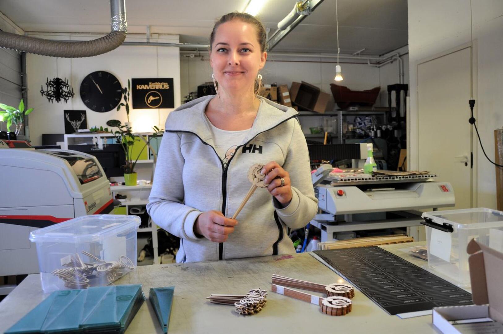 Jonna Kurikkala nauttii työnsä monipuolisuudesta. Välillä hän kaivertaa isoja sarjoja suurteollisuudelle, välillä pakkaa tukkukauppiaalle kakkukoristeita.