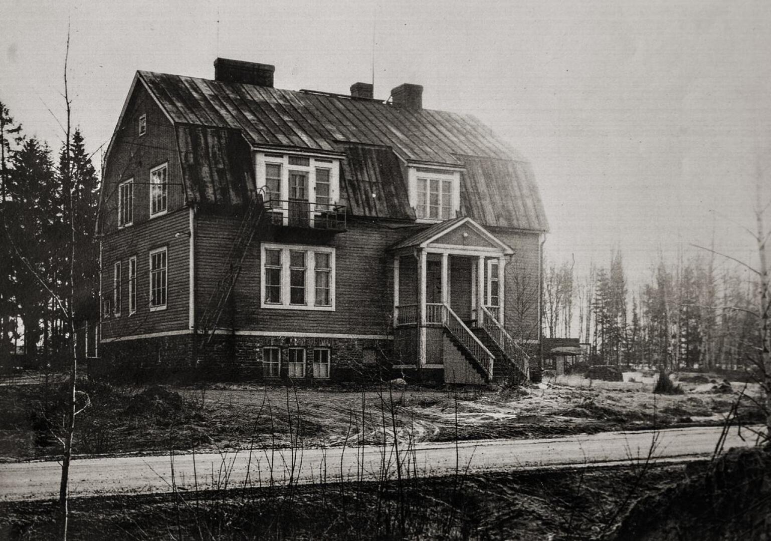 Lastenkoti oli perustettu  vuonna 1923 Pietarsaaren takapihalle metsikköön, löyhkäävän kanaalin ja kaatopaikan viereen. Paikkoja oli 20. Viimeiset vuodet rakennus oli yksityisessä asuinkäytössä ja se purettiin 1970-luvun lopulla Oxhamnin koulun tieltä. 