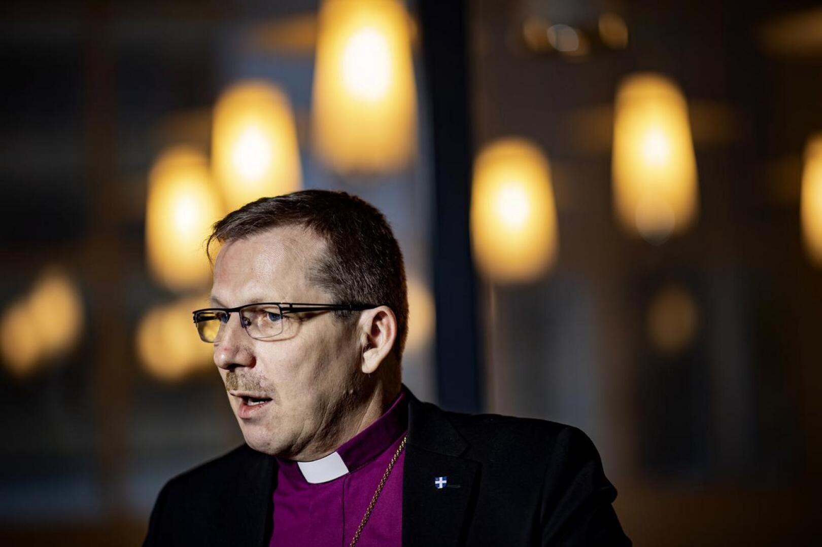 Piispa on huolissaan, että uskonnosta ja kirkon asemasta käyty keskustelu on viime vuosina kärjistynyt. 