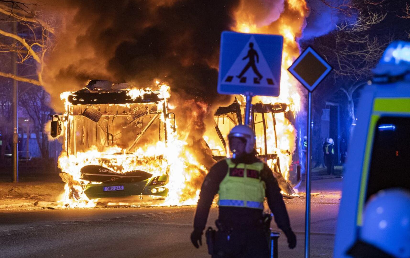 Mellakkapoliisi oli paikalla kaupunkibussin palaessa Malmön Rosengardissa viime yönä. 