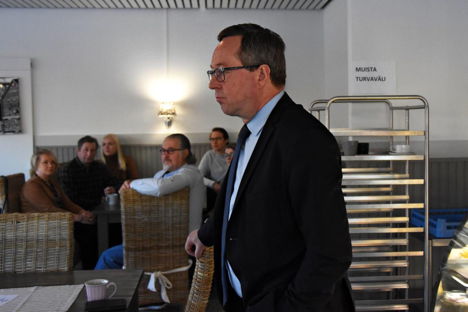 Työ- ja elinkeinoministeri Mika Lintilä teki maanantaina pikapiipahduksen Haapavedelle. Aamukahvitilaisuudessa oli paikalla lähinnä Keskustan paikallisia aktiiveita.