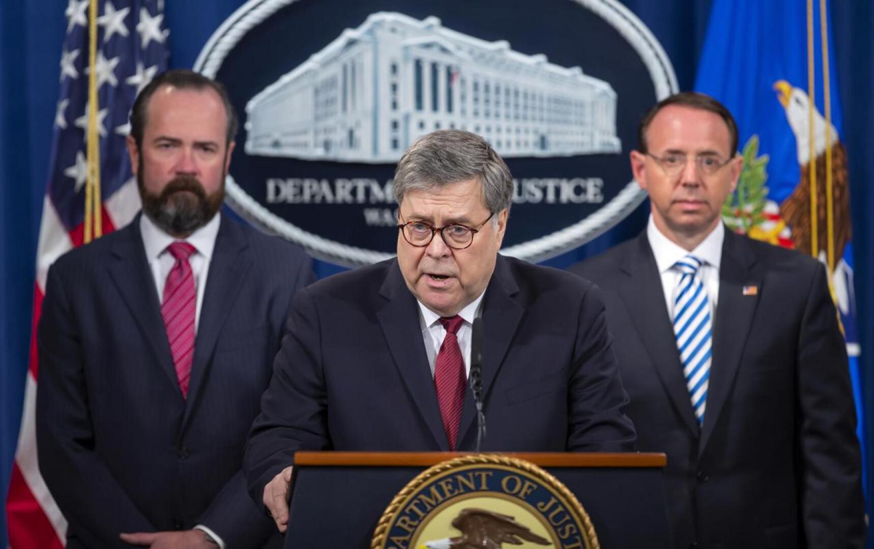 Yhdysvaltojen oikeusministeri William Barr (keskellä) lehdistötilaisuudessa torstaina juuri ennen Muellerin raportin julkistamista.