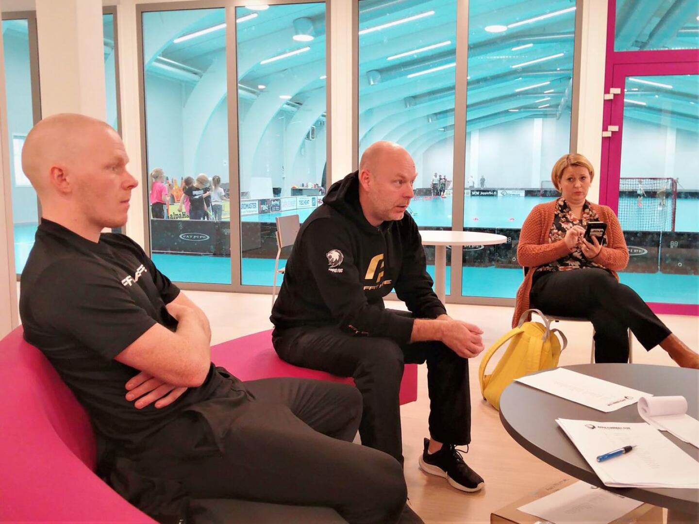 Päävalmentaja Markus Åbb (keskellä) ennakoi tasaista sarjaa. Puolustaja Jonathan Eklund ja seuran puheenjohtaja Carolina Isomaa eivät väitä vastaan. 