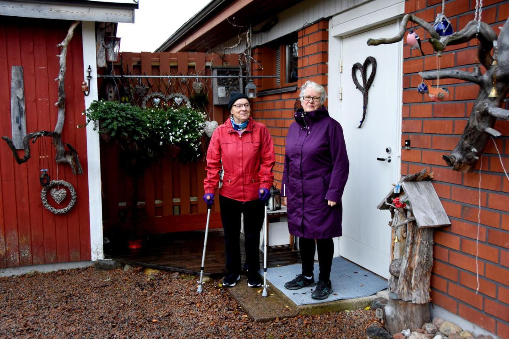 Pirjo Luttinen ja Rauni Karsi viihtyvät mainiosti Haavistontie 7:ssä.  Vuosien kuluessa rakentuneesta kodista ei haluaisi luopua siksi, että talon muut asunnot ovat päässeet surkeaan kuntoon. Kuva on Raunin kodin ovelta.
