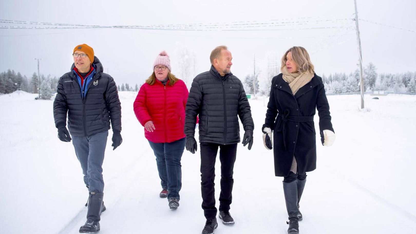 Juhani Kumpusalo, Sari Gummerus, Ilpo Åivo ja Päivi Karikumpu vakuuttavat Nivalan Pyssymäen tarjoavan erinomaiset olosuhteet hiihdon maakuntaviestille.
