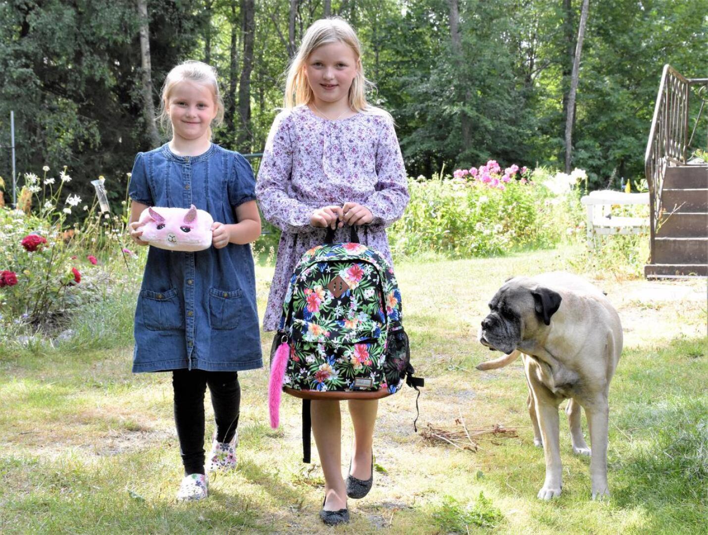 Pietarsaarelaiset Sonja (vas.) ja Sofia Liimatainen odottavat innolla koulun alkamista. Kuvassa myös perheen lähes 10-vuotias bullmastiffi Veeti. 