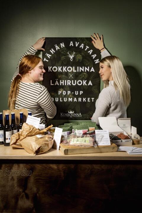 Ammattiopisto liiketoiminnan yrittäjyysluokan opiskelijat Alondra Lannajärv (vas.) ja Aino Pollari hoitavat Kokkolinnan joulumarkettia runsaan viikon ajan.