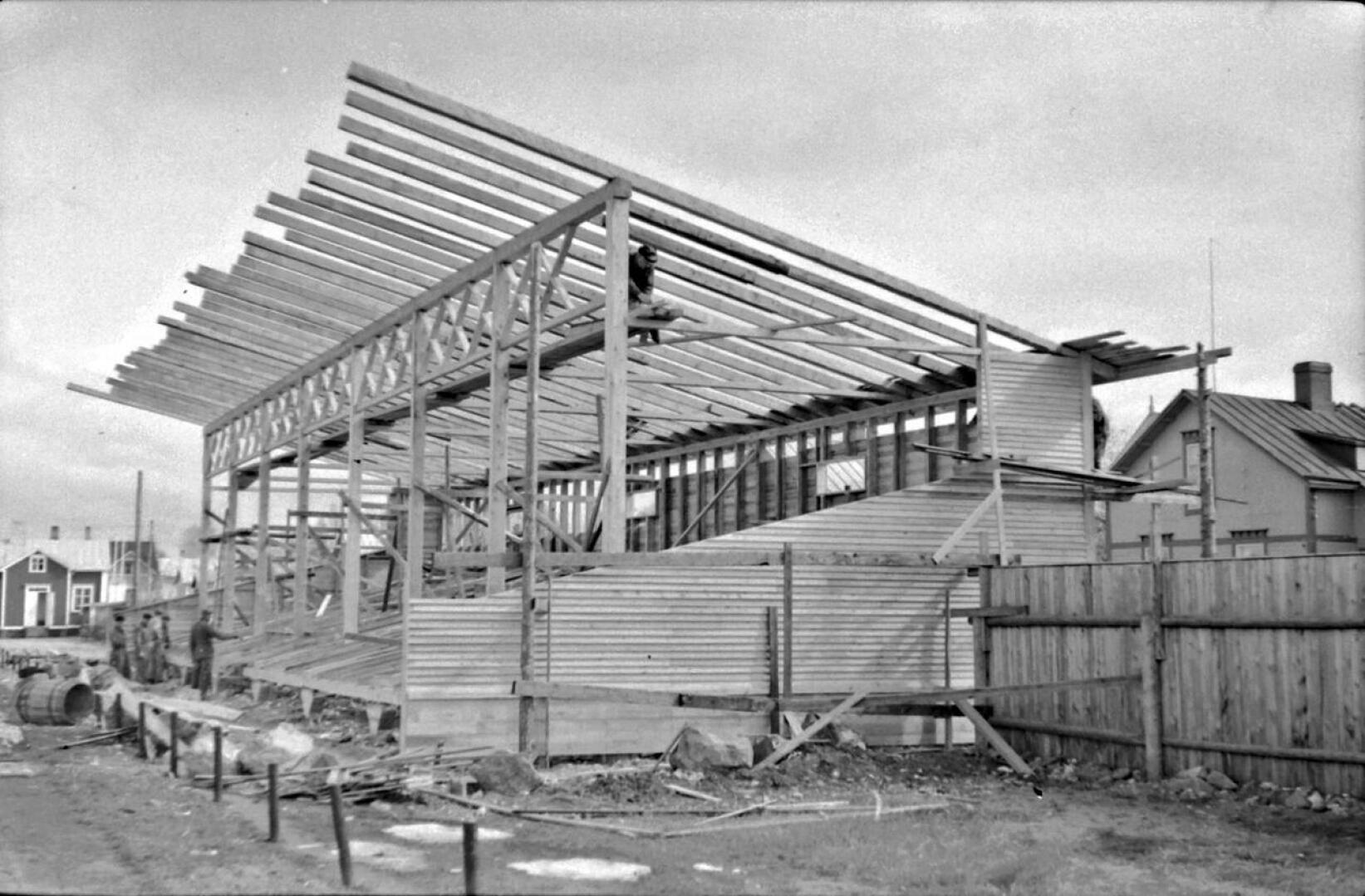 Kokkolan keskuskentän puukatsomo rakenteilla.Leenalan alueella sijaitseva kenttä vihittiin käyttöön 1935. Kentälle valmistui seuraavana vuonna katettu 350 hengen puukatsomo, joka tuhoutui tulipalossa 1974.