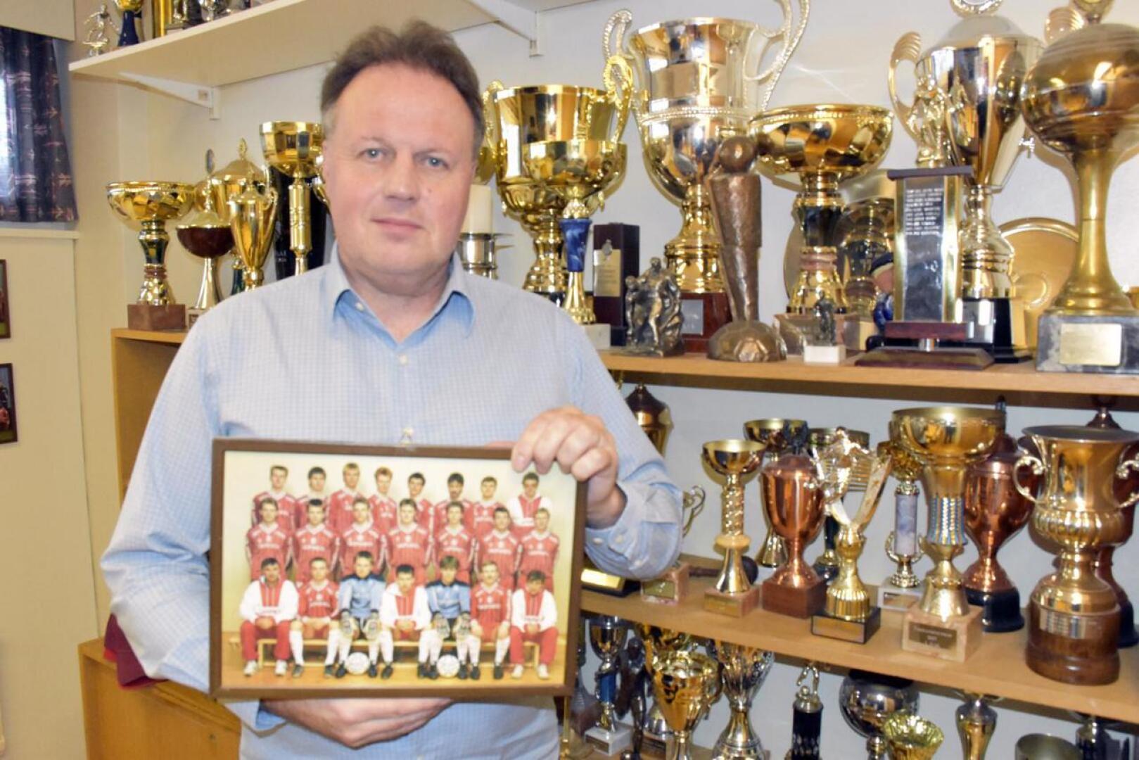 Vuonna 1987 Fredrik Haga pelasi viimeisen ottelunsa Jaron paidassa Kakkosessa. Takaisin hän saapui 30 vuotta myöhemmin seuran toimitusjohtajaksi.