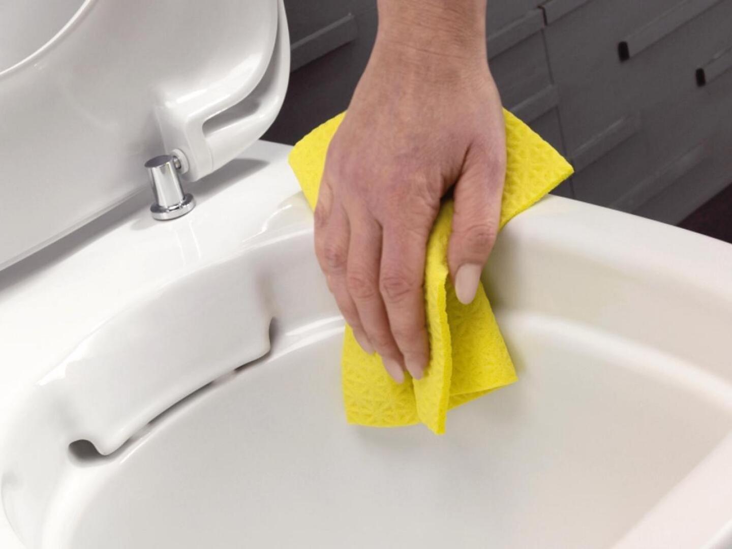 Ylivieskan Vuokra-asunnot ohjeistavat pois muuttajia pesemään ja desinfioimaan huolellisesti kylpyhuoneessa muun muassa wc-istuimen, altaan ja lattiakaivot.
