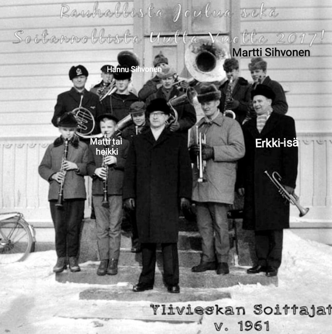 Ylivieskan Soittajat syntyi rautatiesoittokunnasta, jossa soitti paljon rautatieläisiä ja heidän lapsiaan. Soittokuntaa johti Arvi Hauksela.