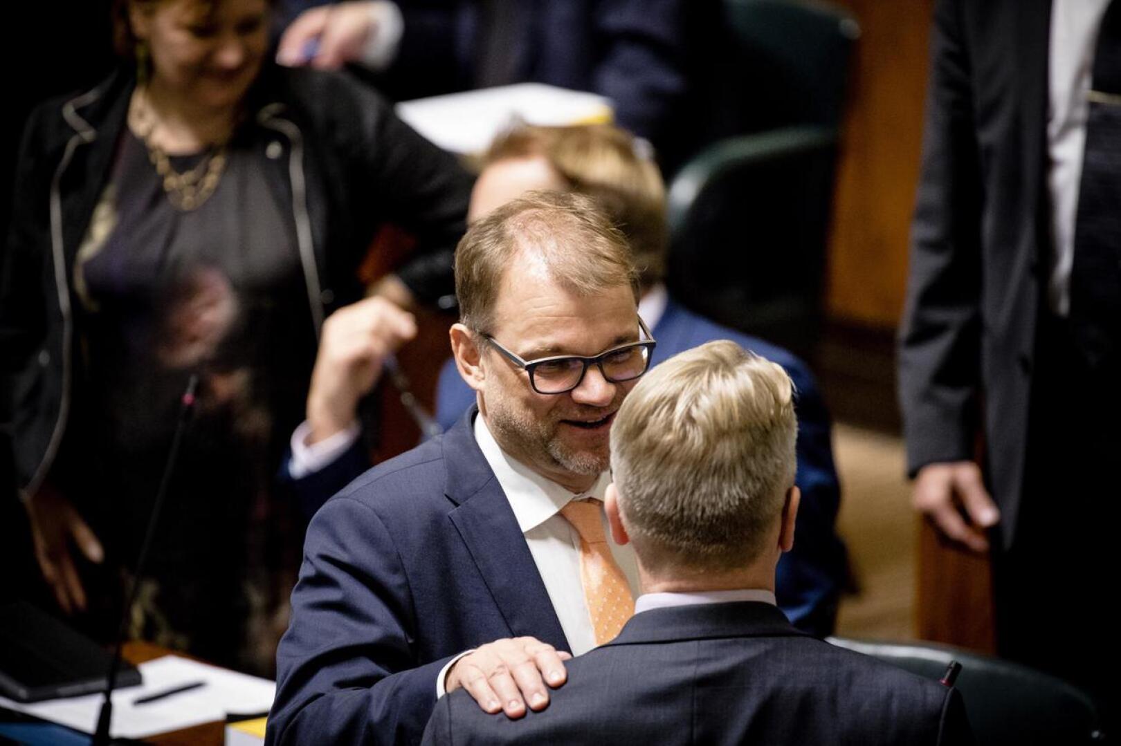 Pääministeri Juha Sipilä ja hallitusta tukenut kansanedustaja Peter Östman (kd.) ennen ratkaisevaa äänestystä, jossa Östman tuki hallitusta.