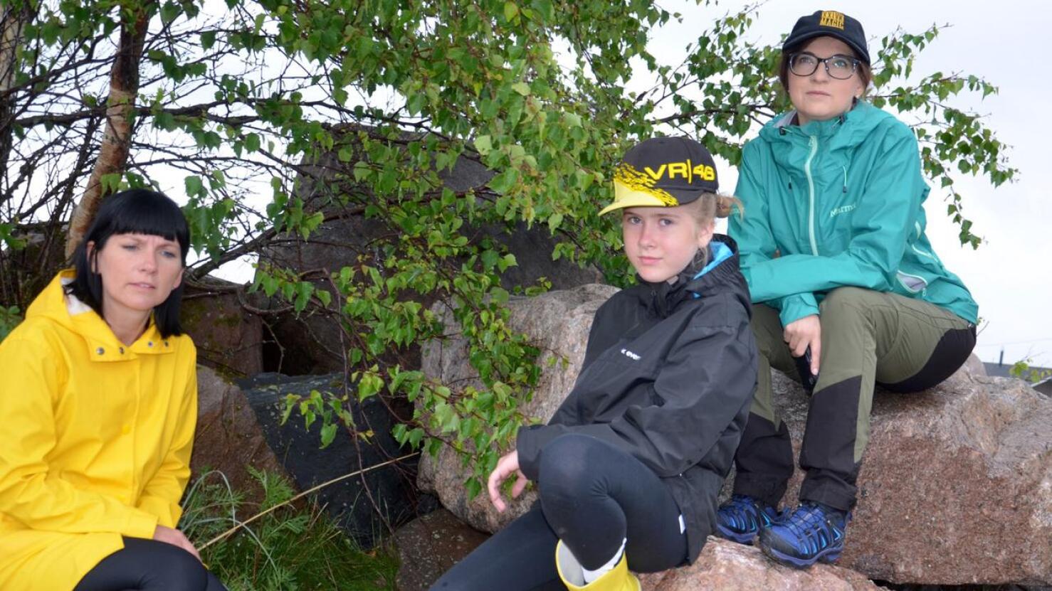 Rovaniemeltä Kalajoelle juhannukseksi tulleet siskokset Katja ja Tiina Koivuranta sekä Katjan tytär Sofia Körkkö harrastavat myös geokätköilyä. Se oli yksi houkutin tulla paikkakunnalle. 