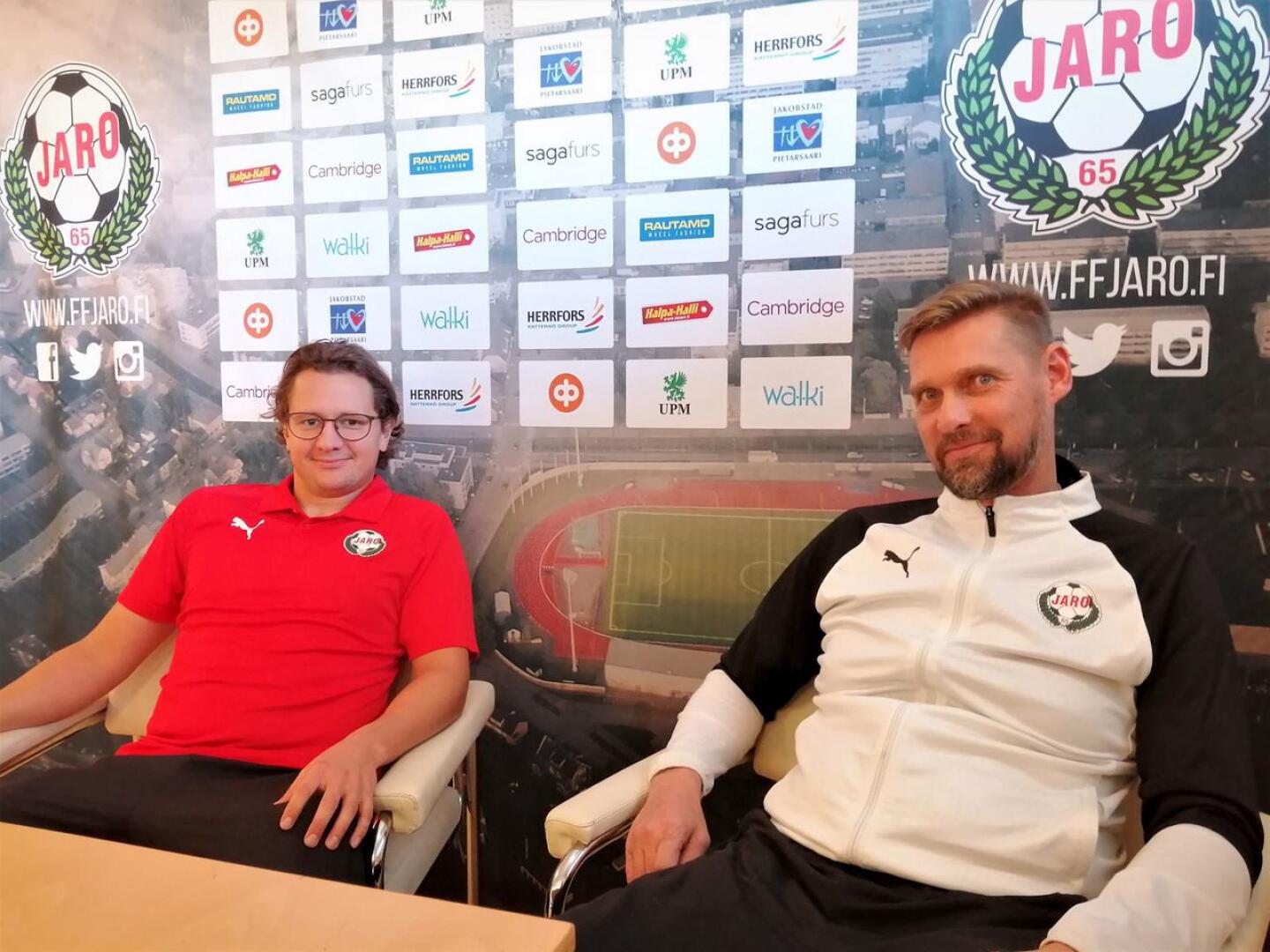 Keskikenttämies Markus Kronholm ja päävalmentaja Niklas Käcko olivat aavistuksen velmulla tuulella Jaron lehdistötilaisuudessa. 