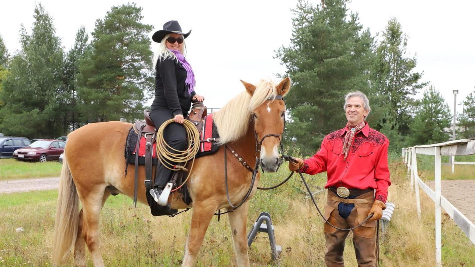 Sarita Sorvisto Heikki Saukon 17-vuotiaan Koda-ruunan selässä. Sorvisto on ollut heppatyttö pienestä pitäen ja toteaa, että hevosen selässä käyminen nostattaa kuumetta hankkia oma hevonen.