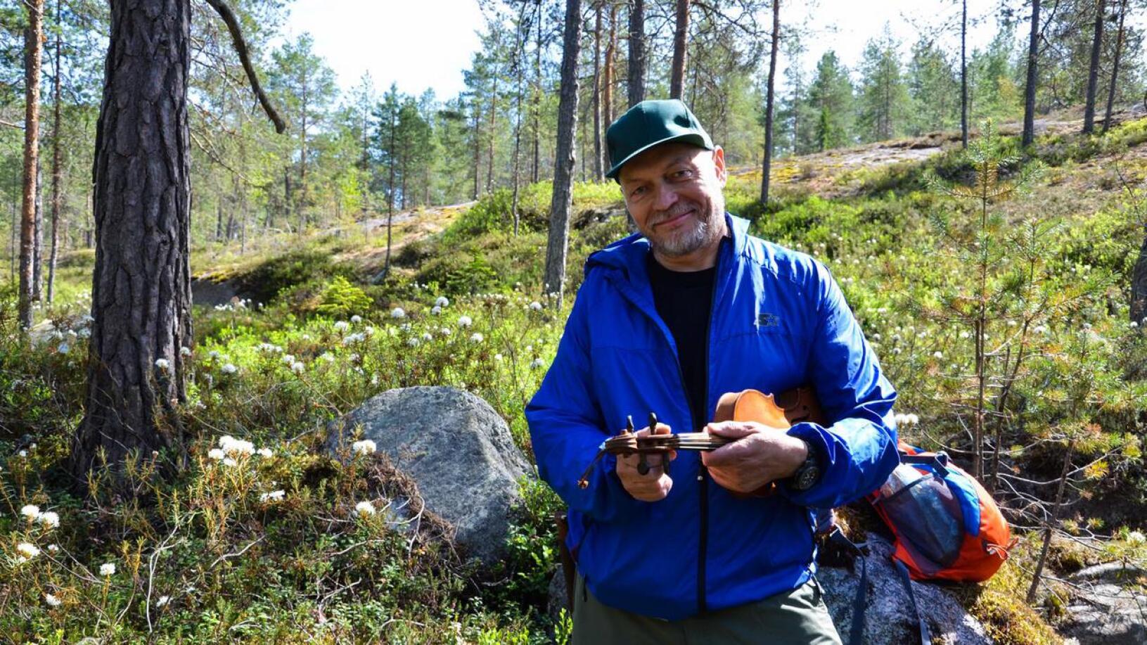 Vaelluksen vetäjänä toimii Perhonjokilaakson retkeilijöiden puheenjohtaja Matti Mustajärvi. Reitin varrella kuullaan myös musiikkia.