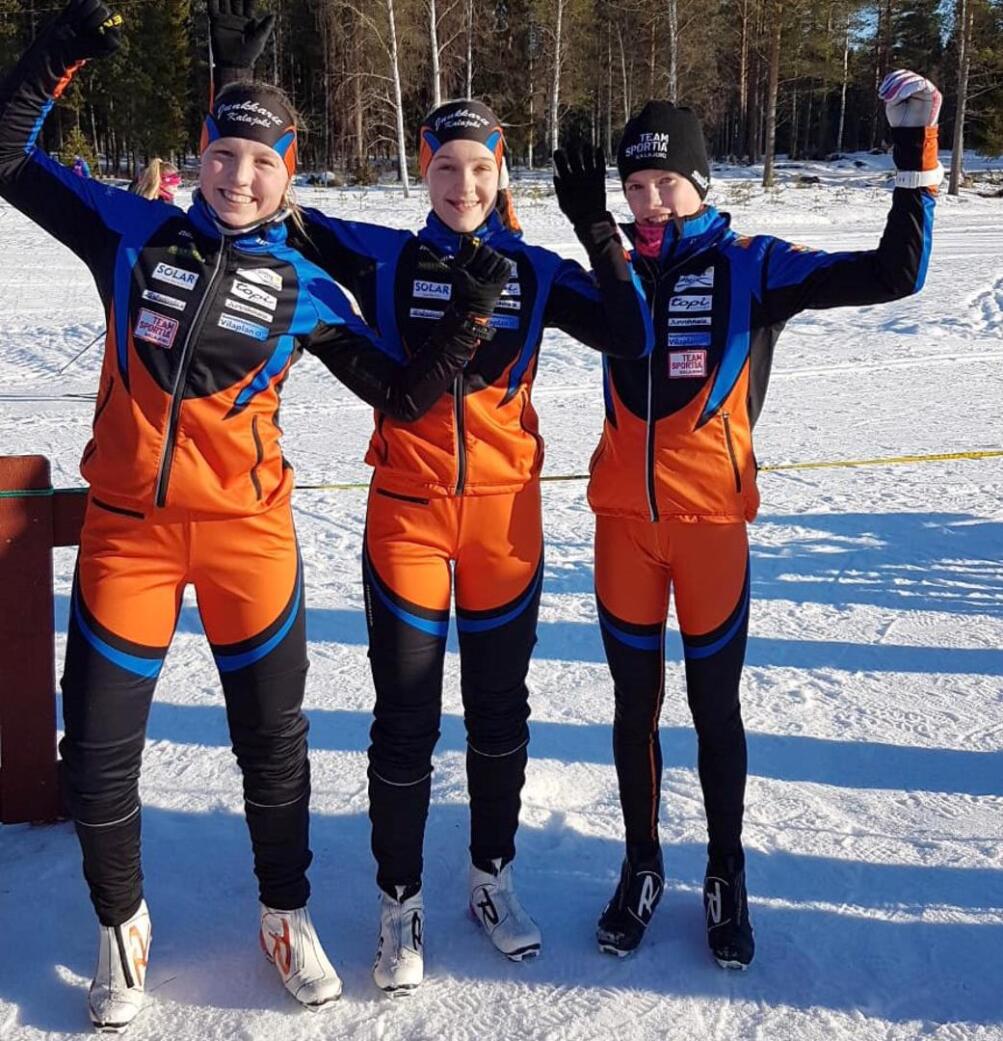 Alisa Vuollet, Friida Kivistö ja Iida Vuollet hiihtivät viestimestareiksi.