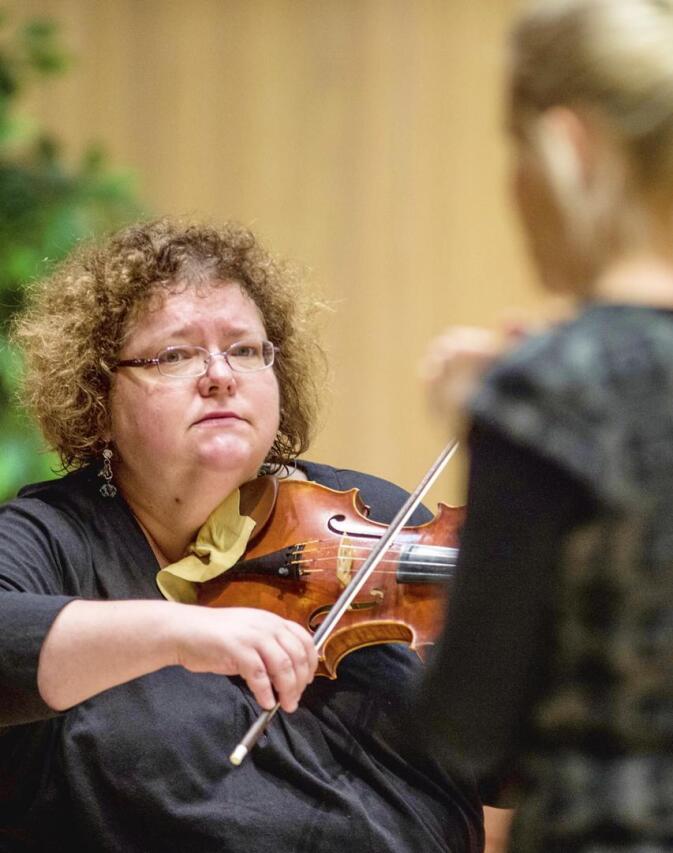 Kreeta-Maria Kentala johti Barokin lumo ja hurmio -konsertin Snellman-salissa vuonna 2016.