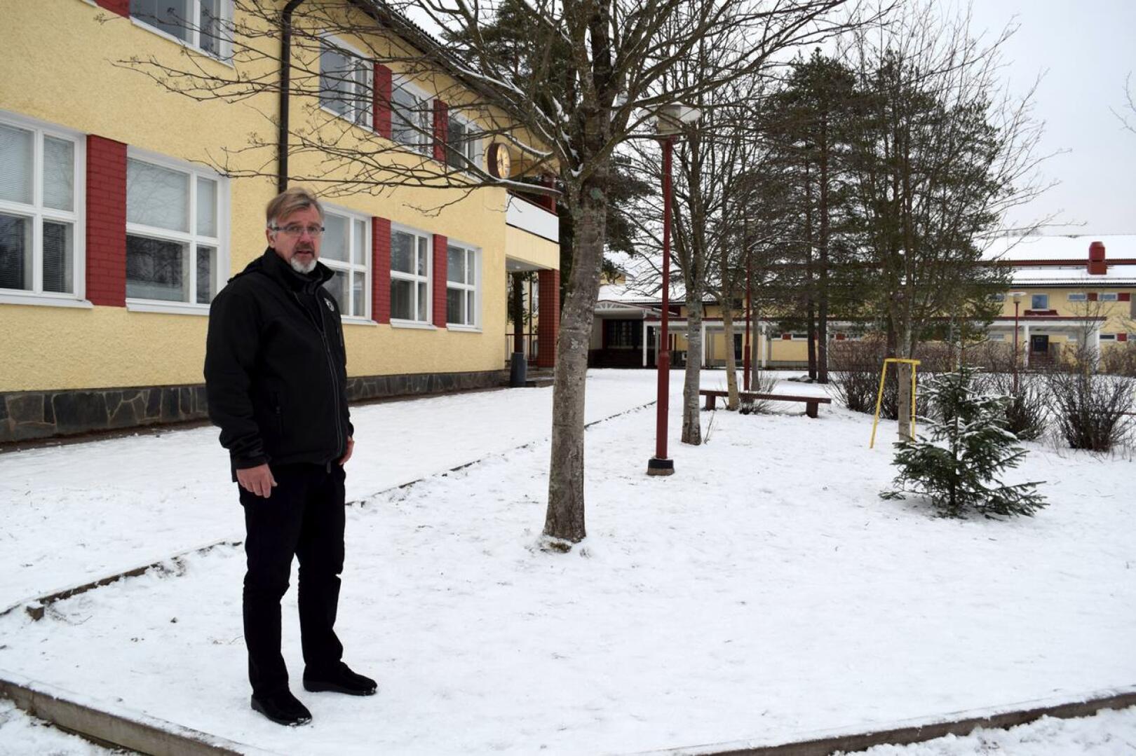 Ståhlbergin koulun rehtori Jari Saaranen kannattaa uuden ala-asteen rakentamista ja hänen takanaan olevan vanhan koulun purkamista..