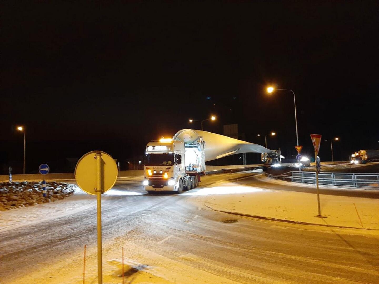 Tuulimyllynsiivet matkasivat kahtena helmikuisena yönä Vaasasta Pyhäjoelle Kokkolan keskustan läpi.