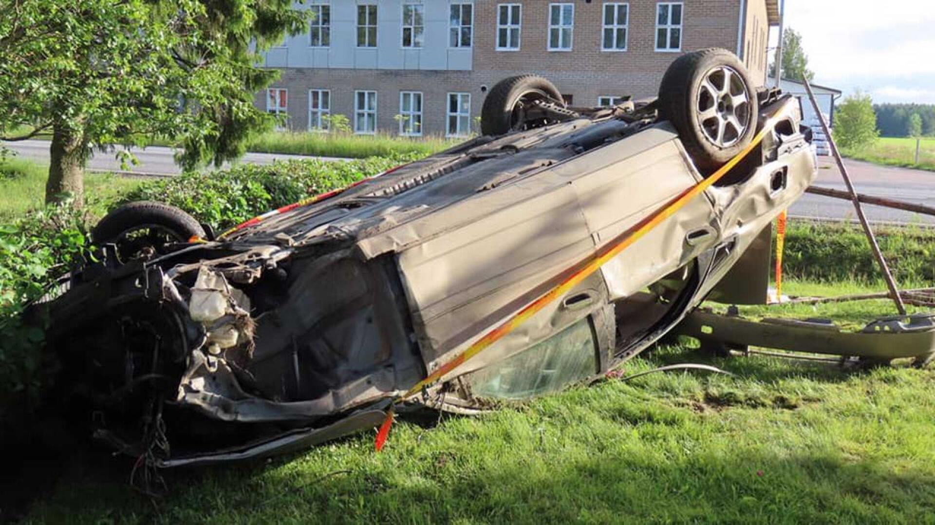 Auto vaurioitui melkoisesti ulosajossa Pitkäsenkylällä.