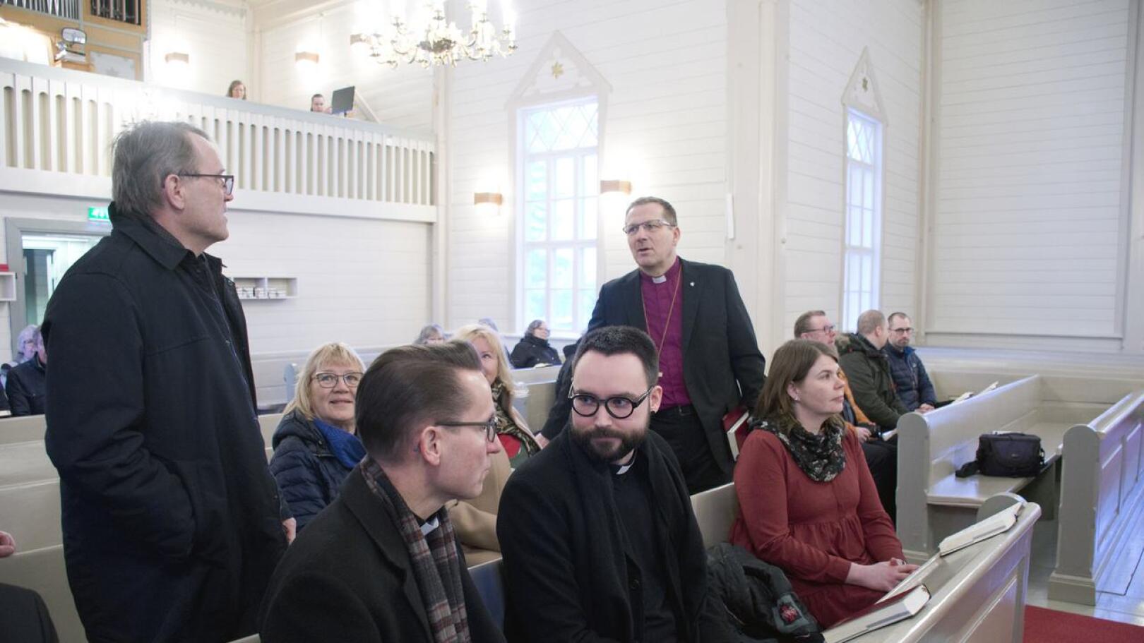 Tarkastuksen aikana piispa Jukka Keskitalo tapasi seurakunnan työntekijöitä, luottamushenkilöitä ja seurakuntalaisia sekä tutustui seurakunnan toimintaan. Kuva Raution kirkosta.