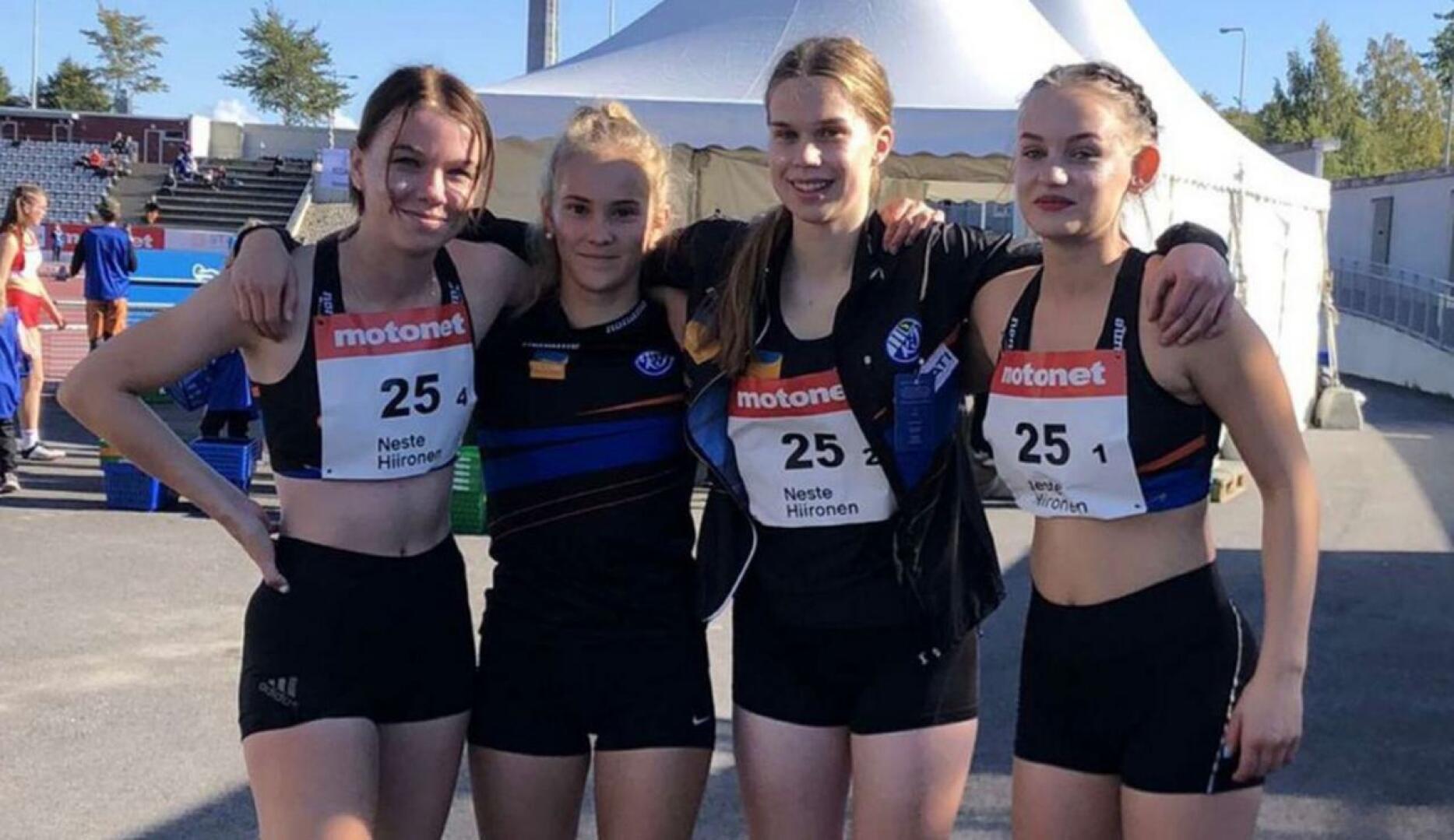 4x100 metrin joukkueessa juoksivat vasemmalta  Jenniina Tuura, Frida Isojärvi, Taija Nousiainen ja Essi Rahkola.