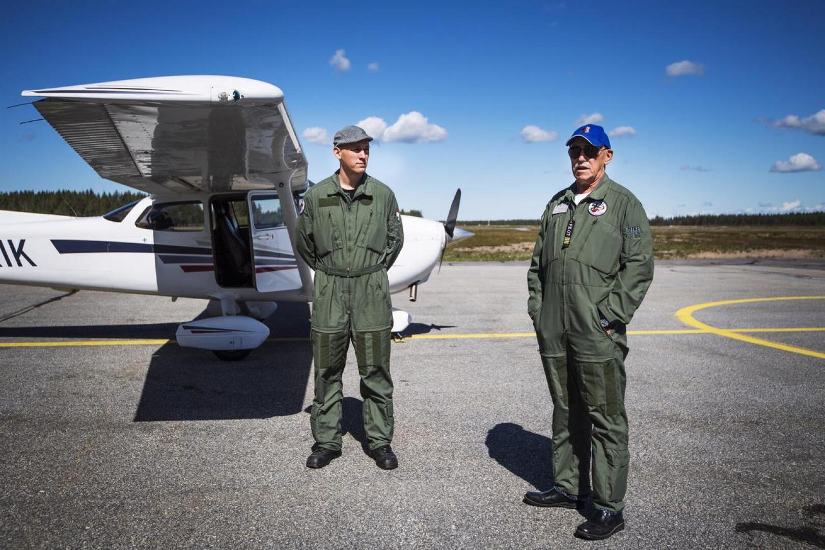 Kokkolan ilmailukerhon Henri Leppänen ja Göran Sandström esittelivät kerhon Cessna-konetta Keskipohjanmaalle kesäkuussa.